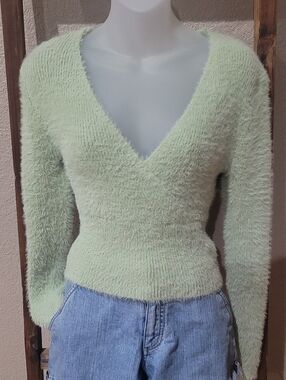 Fitted V-Neck Fuzzy Sweater in Light Mint